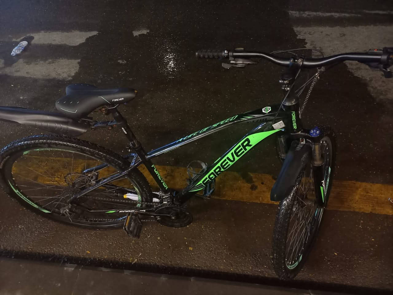 🚲 للبيع دراجة FOREVER X-Life Of Speed
- الماركة: FOREVER
- الموديل: X-Life Of Speed
- نوع الدراجة: جبلية (Mountain Bike)
- قياس الإطار (العجلة): 29 إنج
- السرعات: 27 سرعة (3 أمامي × 9 خلفي)
- شوك أمامي (مساعد أمامي) لامتصاص الصدمات
- فرامل دسك هيدروليكية أمامية وخلفية
- هيكل ألمنيوم خفيف ومتين
- واقي طين أمامي وخلفي
- حامل قنينة ماء
- مسند جانبي (ستاند)
- اللون: أسود مع أخضر
- الحالة: نظيفة ومستخدمة استخدام خفيف

المميزات:
✔️ مناسبة للمشاوير الطويلة والرياضة
✔️ تبديل سرعات سلس
✔️ عجلات 29 تعطي سرعة وثبات أعلى
✔️ شكل رياضي جذاب

📍 الموقع: بغداد
💰 السعر: 250.000 دينار قابل للتفاوض بالمعقول


**إذا كنت صاحب هذا الإعلان وتريد حذفه لأي سبب، رجاءا أرسل رسالة إلى الدعم الفني**
