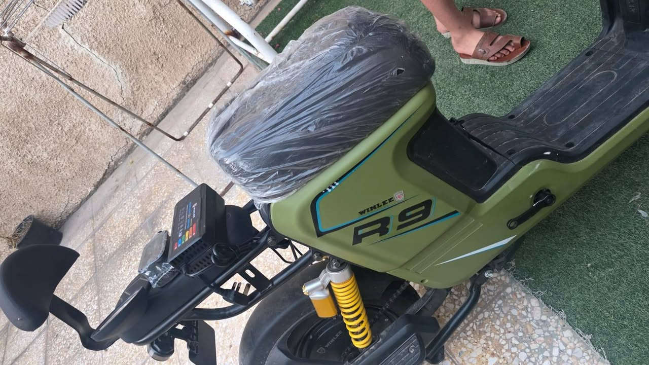 🛵⚡ للبيع دراجة شحن كهربائية R9 ⚡🛵
✨ بحالة شبه جديدة كما موضح بالصور
✨ تشغيل عن بُعد (ريموت)
✨ مع جميع الملحقات
✨ استخدام قليل جدًا

سبب البيع: الأهل يخافون على ابنهم لذلك تم عرضها للبيع.

💰 السعر المطلوب: 500 ألف دينار
📞 للتواصل: ***********

البيع فقط لمن يرغب بالشراء الجاد، والله يوفق الجميع.
