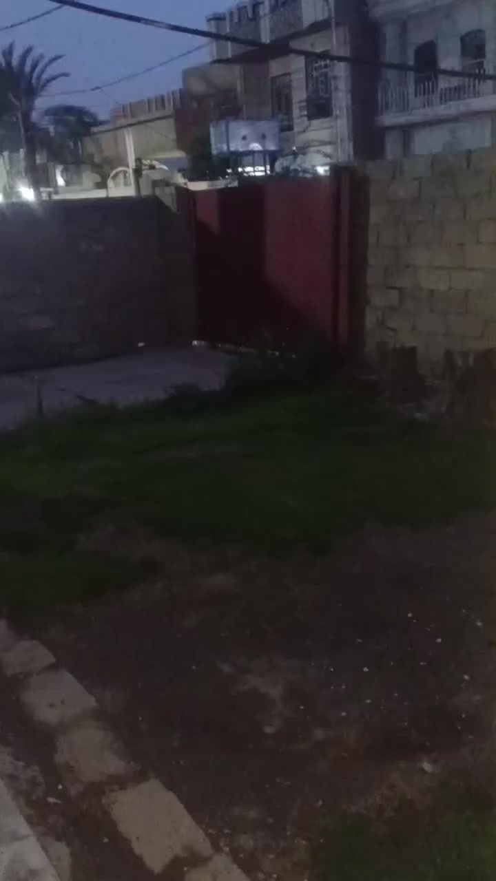 سلام عليكم بيت للايجار في حي نزال قرب مجمع عريبي 
يتكون من 5 غرف نوم وصالة ومطبخ واستقبال وكراج وحديقة 
كما موضح في الفديو بدل الايجار 600
للاستفسار الاتصال على الارقام التاليه 
***********+ واتس اب 
***********
