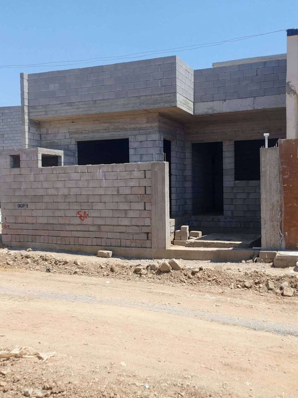 السلام عليكم هيكل للبيع   بالقوسيات  مساحه ٢٠٠متر بيتونه ستاير كامله اساس بأدلو شغل حيل نضيف أقرب نقطه المدرسة الصينية السعر ٥٠ بي مجال رقم ***********  الشارع مكسوس كامل راح ينصب
