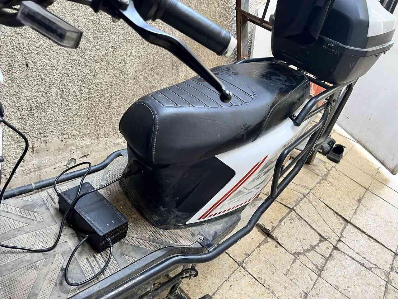 السلام عليكم عندي هاي دراجه شحن
بطاريه ليثيوم تشغيل عن بعد نضام بكR
دبلات بريكات ملفها ٢٥٠٠ 
بيها بعد مواصفات هواي 
نقصها الدراجه بس بطاريه عطلانه الي يحب يشتري يشوفها وينطيني سعرها بس لا يكسر بيها 
وهذه رقمي ***********
