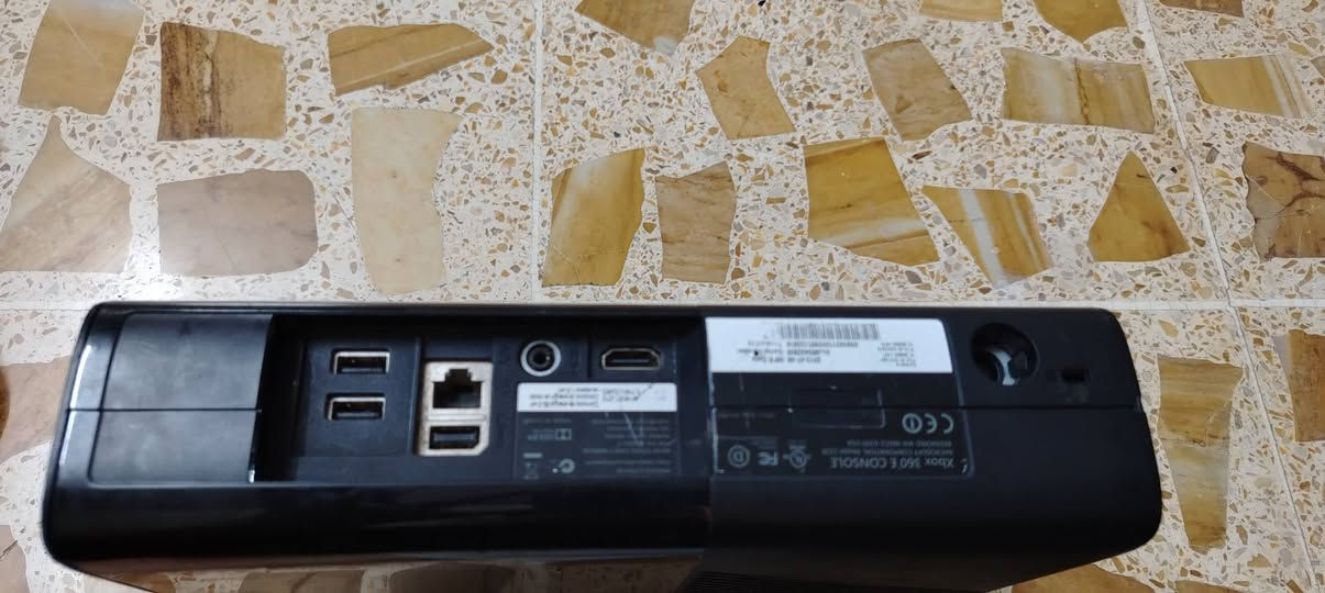 السلام عليكم جهاز اكس بوكس 360 سوبر سلم النضافه 90 ٪ معه  كامل ملحقاته يحتوي على 150لعبه مثل فيفا 2018 بيس 2018  ملاكمه دبليو دبليو اكس كارس تكسي حرب الاسلحه حرب الطيارات (السعر 130) الشراري خلي يراسلني على هاذه الرقم *********** (المكان) كركوك مقابيل الفيلق
