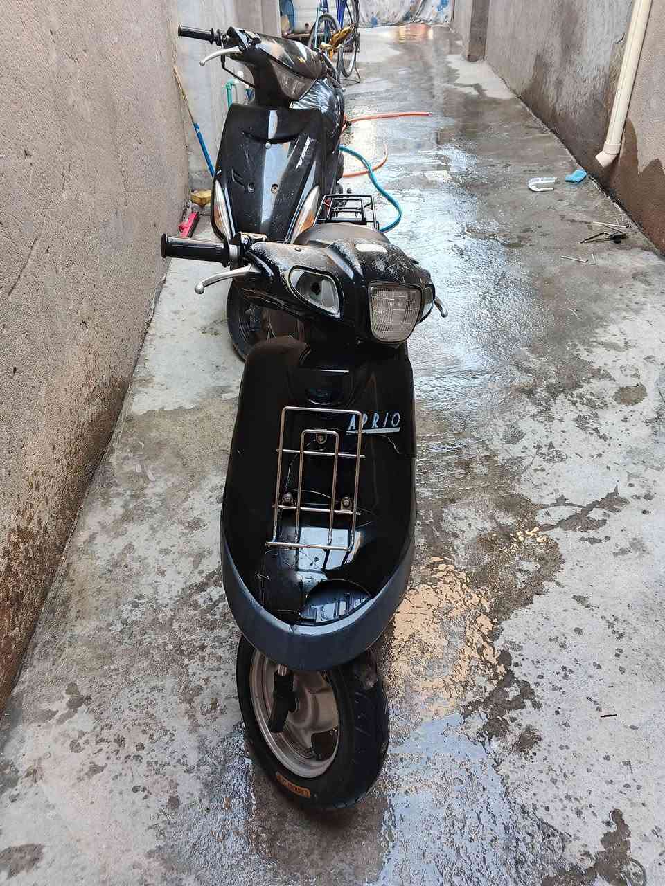 السلام عليكم اخوان دراجة بطة موديل الفين لون اسود للبيع الدراجة مجفتة قبل فترة وعلى ايدي كاملة مكملة سلف هورن لايت ابيض ولايت فدرالية ٦طكات  وشلعة ومعدل حلوة الدراجة نقصها اشاير وسوباية  خلفية والكفر الامامي مكسور فقط السعر ٣٠٠ وبيهة مجال مكاني كربلاء حي العسكري العابد قرب مدرسة السبأ رقمي ***********
