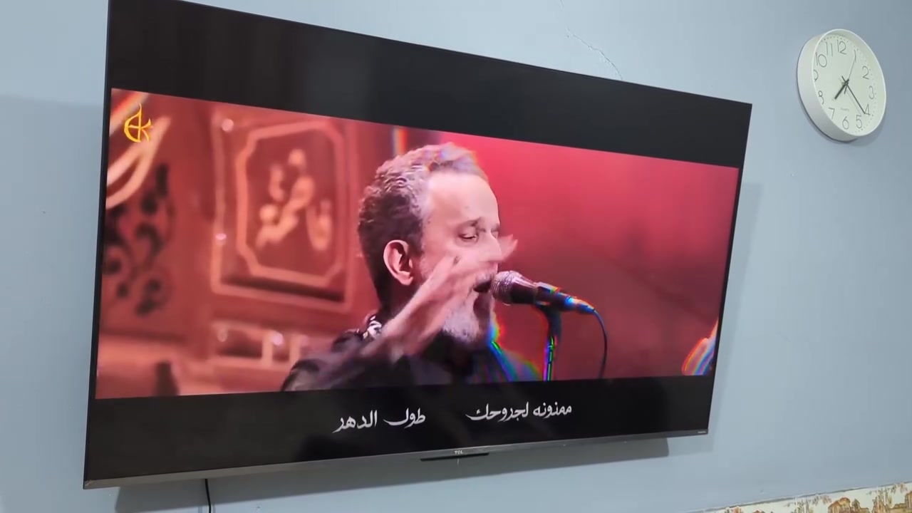 المواصفات الكاملة لتلفزيون TCL 55C735: [1, 2]
📺 الشاشة وجودة الصورة

نوع الشاشة: QLED (Quantum Dot) لألوان غنية وواقعية.

حجم الشاشة: 55 بوصة.

الدقة: 4K Ultra HD بدقة 3840 × 2160 بكسل.

معدل التحديث: يدعم 144 هرتز (VRR) لمنع تمزق الصورة.

تقنيات الصورة: Dolby Vision IQ و HDR10+ و HLG لتحسين التباين.

معالج الصورة: معالج ذكي يدعم تقنية تتبع الحركة MEMC وسلاسة العرض. [1, 2, 3, 4, 5, 6, 8, 9]

🎮 ميزات الألعاب (Game Master)

المنافذ: منافذ HDMI 2.1 تدعم دقة 4K بمعدل 120Hz/144Hz.

تقنيات المزامنة: FreeSync Premium من AMD لتقليل تأخر المدخلات (Input Lag).

وضع الألعاب: ميزة ALLM (وضع زمن الانتقال المنخفض التلقائي) وبار الألعاب الخاص (Game Bar). [1, 2, 4]

🔊 الصوت

النظام الصوتي: مجهز بنظام سماعات من شركة Onkyo العالمية.

القدرة الصوتية: 20 واط (10W × 2).

تقنيات الصوت: Dolby Atmos و DTS-HD لتجربة صوت محيطي وسينمائي. [1]

🧠 النظام والذكاء الاصطناعي

نظام التشغيل: Google TV المطور مع إمكانية الوصول لمتجر التطبيقات والمنصات (Netflix, YouTube).

التحكم الصوتي: يدعم المساعد الصوتي الذكي (Google Assistant) والتحكم بدون استخدام اليدين.

المشاركة الذكية: مدمج به Chromecast ودعم Apple AirPlay 2 للمشاركة المباشرة من الهاتف. [1, 2]

⚙️ العتاد والاتصال

الذاكرة: 3 جيجابايت رام (RAM) مع ذاكرة تخزين داخلية 32 جيجابايت.

التوصيل: واي فاي ثنائي النطاق (2.4G/5G) وبلوتوث إصدار 5.0.

المنافذ: 4 منافذ HDMI ومنافذ USB. [] سعر400الف مكاني بغداد وره سيطرت الشعب شاشه فقط اكووصخ فوك مامبين ابد باقي مكفول


**إذا كنت صاحب هذا الإعلان وتريد حذفه لأي سبب، رجاءا أرسل رسالة إلى الدعم الفني**