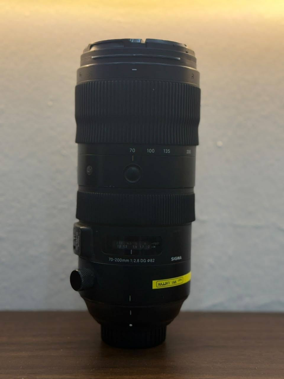 العدسة هي Sigma 70-200mm f/2.8 DG OS HSM Sports بتركيب Nikon F، وهي من أقوى عدسات سيغما الاحترافية. إليك التفاصيل الشاملة:
العدسة هي Sigma 70-200mm f/2.8 DG OS HSM Sports بتركيب Nikon F، وهي من أقوى عدسات سيغما الاحترافية. إليك التفاصيل الشاملة:

المواصفات

النوع: تليفوتو زوم احترافي.

المدى البؤري: 70–200 مم.

فتحة العدسة: f/2.8 ثابتة على جميع الأطوال.

مثبت الصورة (OS): نعم، يساعد على التصوير بسرعات غالق أبطأ.

محرك التركيز: HSM (هادئ وسريع).

قطر الفلتر: 82 مم.

الوزن: حوالي 1.8 كغ.

بلد الصنع: اليابان.

الاستخدامات

تصوير الأعراس والمناسبات.

تصوير البورتريه باحترافية.

التصوير الرياضي.

تصوير الطيور والحياة البرية (للمسافات المتوسطة).

تصوير الحفلات والمسارح.

جودة الصورة

حادة جدًا من f/2.8، وتزداد الحدة عند f/4.

عزل خلفية جميل بفضل فتحة العدسة الواسعة.

مقاومة جيدة للغبار ورذاذ الماء.

جودة تصنيع ممتازة ومناسبة للاستخدام الشاق.

التوافق مع كاميرات نيكون

تعمل مع كاميرات DSLR ذات قاعدة Nikon F مثل:

D750

D780

D850

D500

D810

D610

D7500

D7200

D5600

D3500 وغيرها.


**إذا كنت صاحب هذا الإعلان وتريد حذفه لأي سبب، رجاءا أرسل رسالة إلى الدعم الفني**