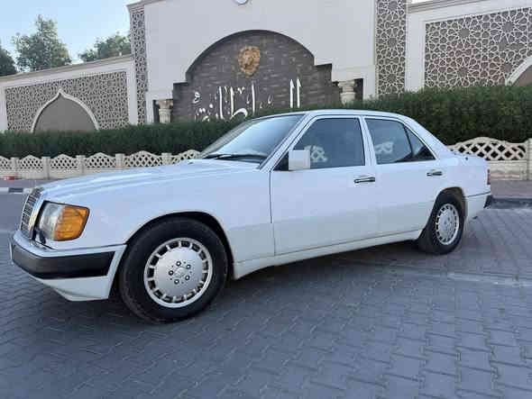 السلام عليكم 
مارسدس دب للبيع أو مراوس 
موديل 1988 
السعر 77 ورقة و بيها مجال 
السيارة مكفولة من ضربة قوية أو كص 
مكينة بلادية السيارة كلها بلادية 
مكينة كير حدادية تخم تاير تبريد شغال كهربائيات كله جاهز 
رقم بغداد السنوية مجددة لغاية 2029 
***********
