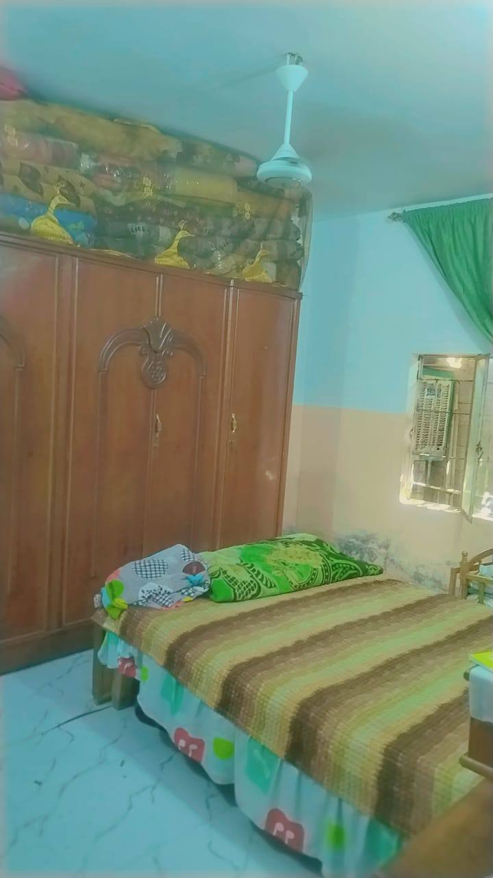 للبيع بيت مساحته 200متر بي غرفتين نوم وصاله ومطبخ وصحياد داخليه وصحيات خارجيه وطرمه كبيره وحديقه كبيره لبناء بلوك ولسكف صب ارضيه صلبه أرضيه جايبله مرمر عوزه بس سمنت ورمل مكانه بغداد شارع الجزيره منطقت الصلاح مقابيل مولد كاظم نوع العقار طابو زراعي 117لسعر 40وبي مجال بصيط***********(***********لاسيه واتساب فقط
