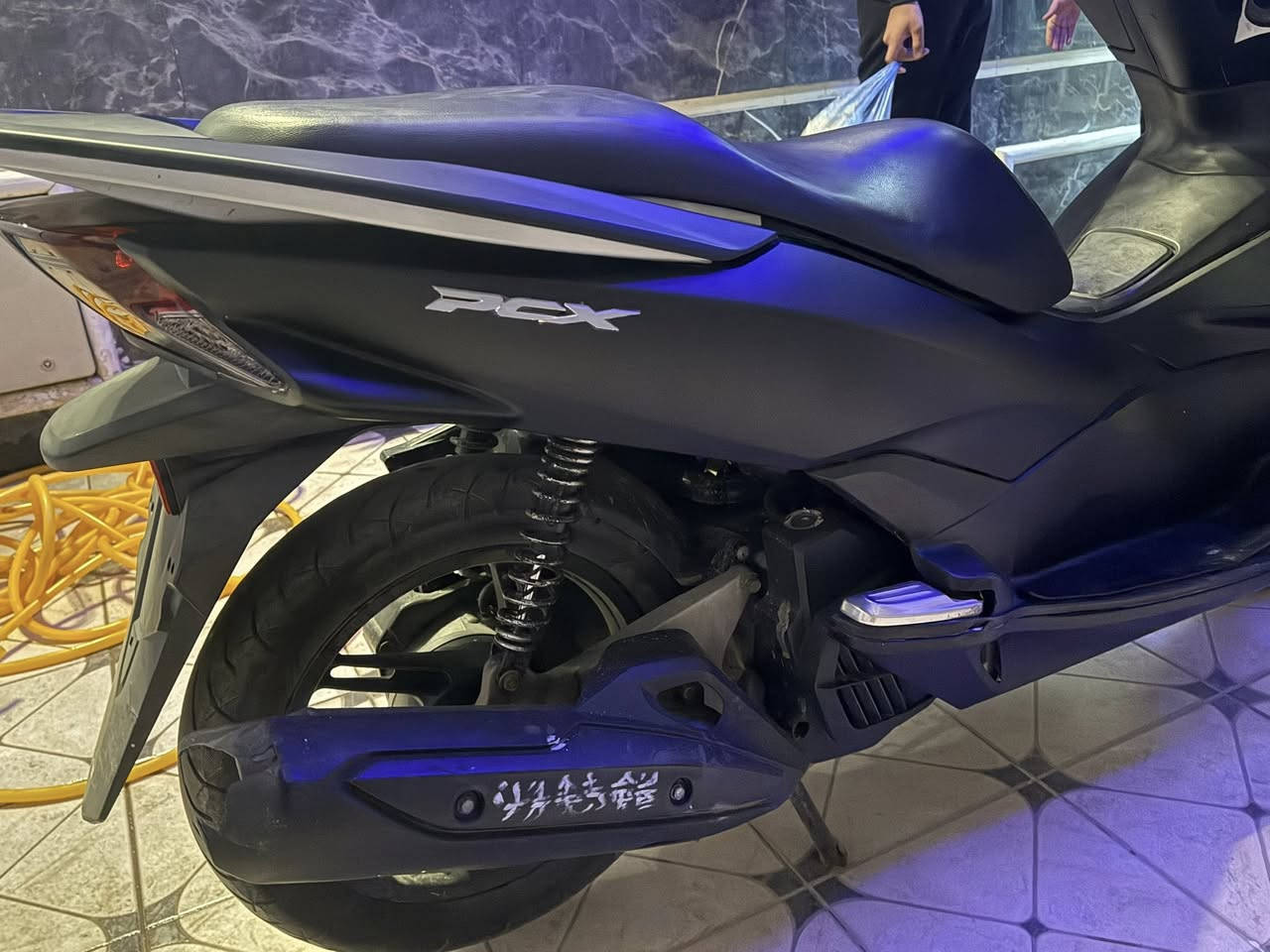 Pcx جيل ثاني ياباني
بصمه 

مكينه 150 

حساس ازدحام +تدفئه 

دراجه معدل وشلعه ومكينه خير من الله مكفول 

مغلف فايبر كلاص اسود طافي 

دراجه فول مواصفات ومكينه خرسه 

سعر 14$ وبيها مجال 

مكاني البلديات
***********
