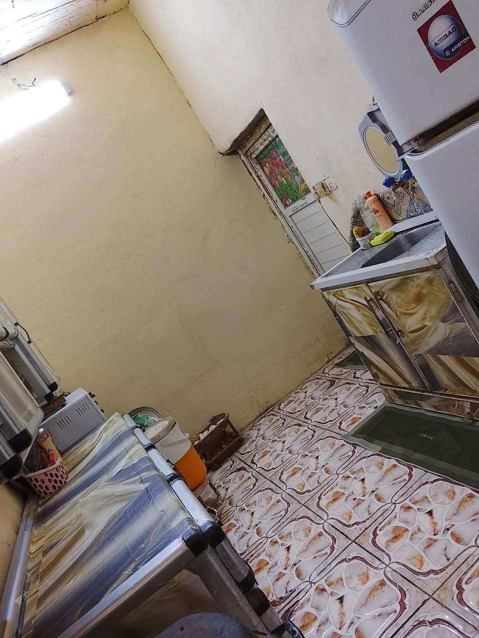 بيت للبيع 🏠 بالأمن الداخلي
المساحة: 100 متر (5×20)
البناء: طابق ونص، طابوك، سقف كونكريت مسلح
تفاصيل البيت:استقبال صالتين  غرفتين نوم. مطبخ أرضية بورسلين. 3 مجاميع صحية كراج تك تك او ستوته 
سطح تطبيك فرشي/ خدمات كاملة عرض الشارع 10 متر
الموقع: الأمن الداخلي – قطاع 23، قرب أبو وليد المضمد  *********** رقم صاحب البيت
