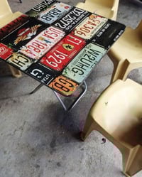 عندي ميزين و 5 كراسي اصليات وميز طوابق المنيوم صغير و مفرغة صغيره جديد...