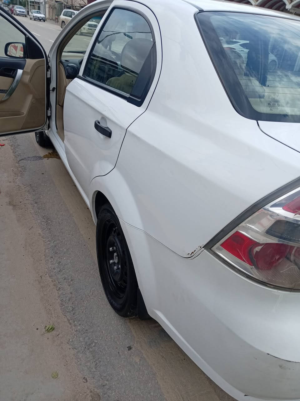 افيو 2011 خليجي مكينة 1400 مفتوح  تبريد شغال سيارة كفاله عامه فقط صوب السايق صبغ قطعتين جاملغ وباب فقط صبغ بدون داخل
هلال صوب الايسر
رقم انكليزي
السنوية لغاية 2027
 السيارة وضع شركة تجي وتشوف

السعر 70 وبيها مجال 
نجف ***********
