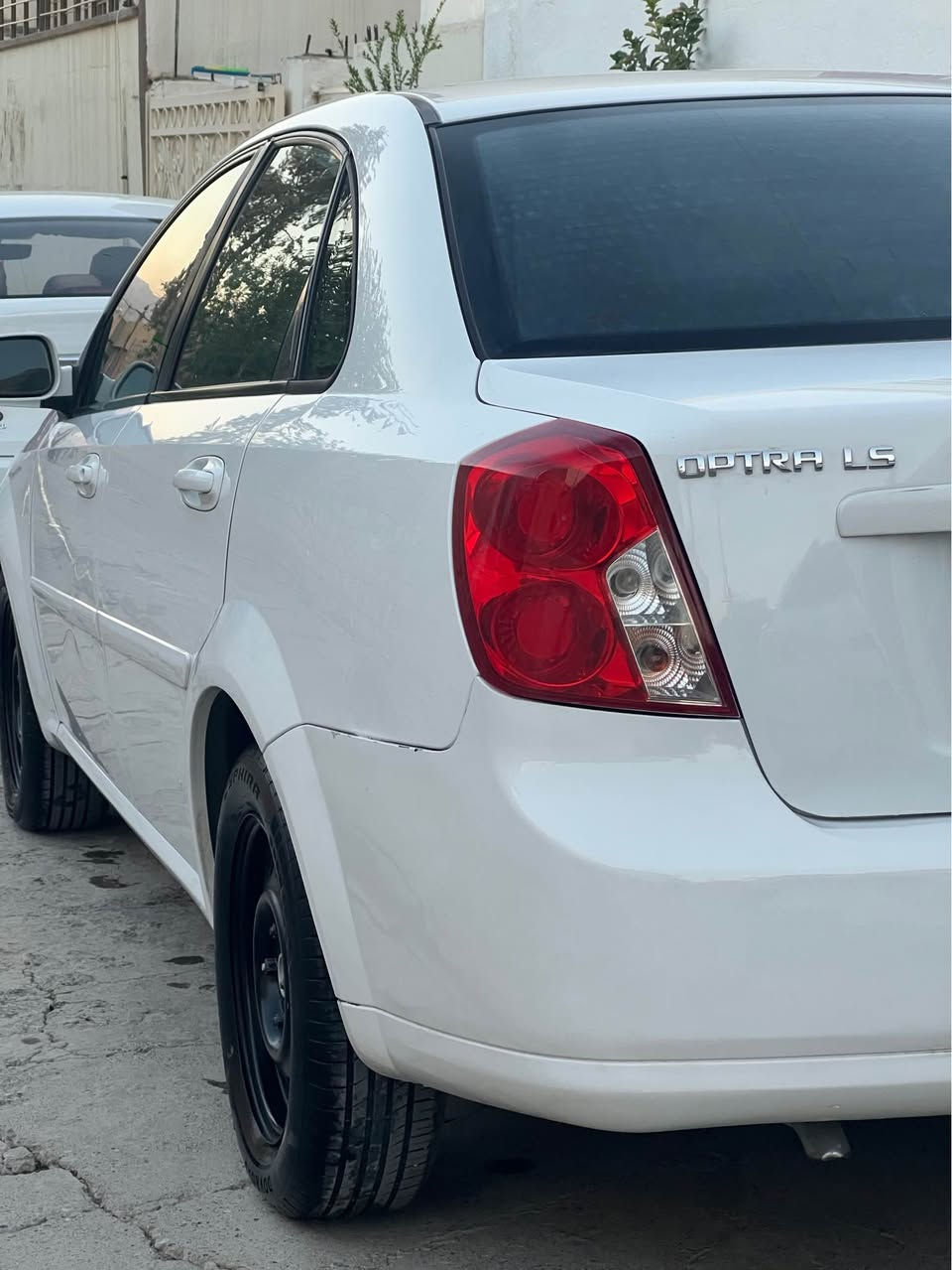 Optra  ئؤپترا
مؤدئل 2011
رةقةم و سةنةوي نوئ  بئ سبوخ تةنها يةك بست سبوخي هةية شوختو چال و شتي نية ماشالله سةيارةكة زؤر جوان و خاوئنة تازة چوار تايةي بؤ گؤراوة يةك دينار مةسرةفي نية 210هةزار هةحةقيقي رؤشتوة
گئر و مةكينة و تةقة و رةقةي هةمووي بةشةرت گئر تؤماتيك بةناو كردن و خرامة هةمووي بةشةرت 

: ئةگةر مشتةري نيت با هيجمان يةكتر بئزار نةكةين 
83 گةڵأ و معامةلةيةكي بچوك 
*********** واتساپيشي لةسةرة كويسينجاك, أربيل
