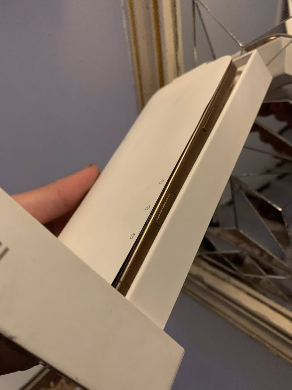 السلام عليكم من رخصة الادمن ايفون 16برو ماكس شرق اوسط الياباني اصلي يعني مو باله ماخذه جديد اول منزل نظيف جدا لون ذهبي ذاكره 256 بطاريه 94 تلفون باكيته الاصلي وكيبل اصلي لاصق ضد الكسر عدسات كامره (بي نقطه سوده بالحافه صغيره وصارلها هواي يعني لأكبرت ولاصغرت وممأثره عليه ابددد غير هذا. شخط مابي ولاضربه)السعر ١٢٠٠ المكان بغداد حي العدل للاستفسار *********** تحياتي
