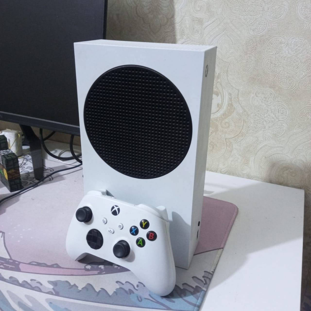 إكس بوكس سيريس اس مستعمل 
مع كامل ملحقاته وياه هارد 1 تيره 
يدة إكس بوكس وحده الأصلية مال جهاز السعر مع الهارد 350 الف وبي مجال.
***********
