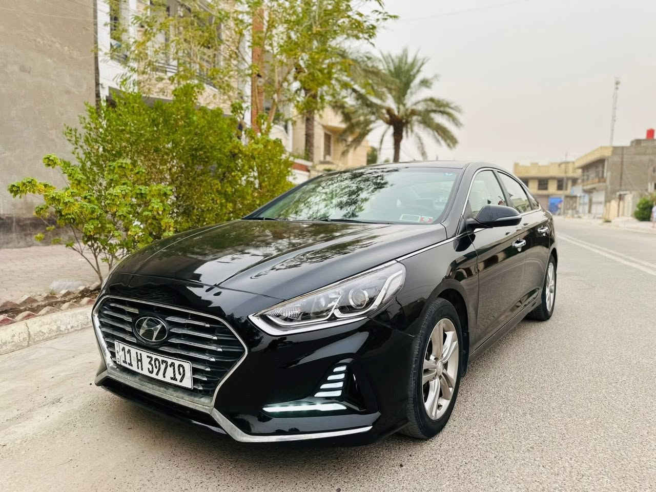 سوناتا وارد امريكي حادث جاملغ امامي وطرف البنيد
موديل 2018 

ماشية 74 ميل 

گير ومحرك على وضع الشركة ما مفتوح بيهن برغي . 

 

بدون لغد ولا شاصي سليمات بدون اي ضرر 

سياره بل عراق بيها شخوط خفيفة 

حدادية السيارة حلوه مابيهه شي 

سياره جاهزه مابيه شي 

منظومه تبريد جديده 

سياره رايده 130$ وبيهه مجال للشراي 

تجي تشوف بعينك تقتنع والباقي سهل 

سيارة رقم بغداد الدولي الجديد 

السنويه إلى 2035

سقف حديد 

تبريد امامي فقط 

رادارات وتحكم ذكي 

3 أنظمة قيادة

المحرك والأداء

 • المحرك: 4 سلندر سعة 2.4 لتر بنزين (GDI)

 • القوة: حوالي 185 حصان عند 6000 دورة/دقيقة

 • العزم: حوالي 178 رطل·قدم (241 نيوتن·م) عند 4000 دورة/دقيقة  

 • نظام الدفع: أمامي (FWD)

 • ناقل الحركة: أوتوماتيكي بـ 6 سرعات  

 • استهلاك الوقود: حوالي 25 ميل/جالون في المدينة و36 ميل/جالون على الطريق السريع (~29 مجم مجمّع)  

 الأبعاد والمقاسات

 • الطول: ~191.1 بوصة (4854 مم)

 • العرض: ~73.4 بوصة (1864 مم)

 • الارتفاع: ~58.1 بوصة (1476 مم)

 • قاعدة العجلات: ~110.4 بوصة (2804 مم)

 • سعة خزان الوقود: ~18.5 جالون (~70 لتر)

 • سعة الصندوق الخلفي: ~16.3 قدم3  

 التجهيزات والراحة 

 • شاشة معلومات وسطية

 • نظام صوتي مع 4 سماعات

 • دعم Apple CarPlay و Android Auto

 • بلوتوث و USB

 • تشغيل وتحكمات بصمة 

 •مقاعد تدفئة + تبريد وتحكم كهربائي 

 الأمان

 • نظام تحذير من النقطة العمياء

 • أكياس هواء أمامية وجانبية

 • نظام تثبيت السرعة (Cruise Control

التكنولوجيا والترفيه

 • شاشة وسطية 7 بوصة للتحكم في النظام الترفيهي.  

 • نظام صوتي AM/FM +4 سماعات.  

 • دعم Apple CarPlay و Android Auto للهواتف الذكية.  

 • Bluetooth مع نقل دفتر العناوين.  

 • مدخل USB و AUX.  

 • عناصر تحكم في الصوت على عجلة القيادة.  

العرض و المعلومات

 • عداد رقمي/تناظري للمعلومات الأساسية.  

 • Trip Computer (حاسبة معلومات الرحلة).  

 • إضاءة داخلية Fade-To-Off.

للتواصل *********** اتصال 

             *********** واتس اب
