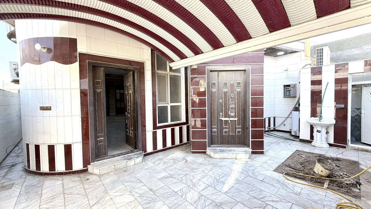 بيت في الجمعية ركن 200 متر موقع مميز جداً
الفرع المقابل حسينية محمد امين
خدمات كاملة من جميع النواحي

#البيت فارغ حالياً مباشر المشتري يستلم البيت ☑️
ــــــــــــــــــــــ
اساس رفــــــت 
بناء طابــــــوق 
سقف صــــــــب 
أرضية مرمر طابق أول 
سيراميك اسبانـــي 
افضل المواد المستخدمة في البناء 
ــــــــــــــــــــ
الطابق الأول 
غرفة نوم 
صالة 
استقبال 
مطبخ حار وبارد والكاونتر والثلاجة هدية مع البيت 

مجمع حمامات وصحيات داخلي وبانيو وغربي 
وخارجي صحيات وحمام 
كراج سيارة 
حديقة 
༺༻༺༻༺༻༺༻
الطابق الثاني 
غرفة نوم 
مطبخ حار وبارد 
مجمع حمامات وصحيات 
أرضية بورسلين اسبانـــي 

البيت جاهز للسكن مابيه نقص 
ومتكامل من جميع النواحي 
ــــــــــــــــــــــــ
السعر والتفاصيل خاص ✅
ــــــــــــــــــــــــ
للأستفسار أكثر مراجعة 
#مكتب_محمد_الجبوري لبيع وشراء عقارات القاسم والمقاولات العامة والتصاميم الهندسية 
#المكتب_مجاز_رسمياً والمكاتبات رسميه لضمان حقوقكم ✅ 
#عنوان المكتب شارع الجديدة مقابل مدرسة الزهراء مجاور اسواق نمبر ون 
***********  📲 
***********  📲
