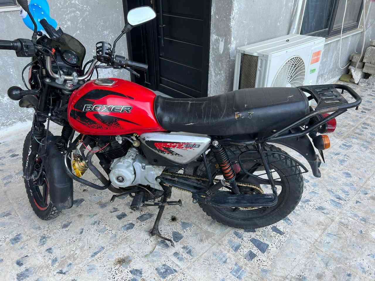 بوكسر للبيع موديل 2023 مكمرك اوراق كامله بس ما مرقم يعني يترقم وميكلف 150 ترقيمه الدراجه مفتوحه وبي ضربه خفيفه بل تانكي وصوت كلش خفيف بل محرك يعني طبيعي  سعره 1350 وبي مجال للطيبين
***********
