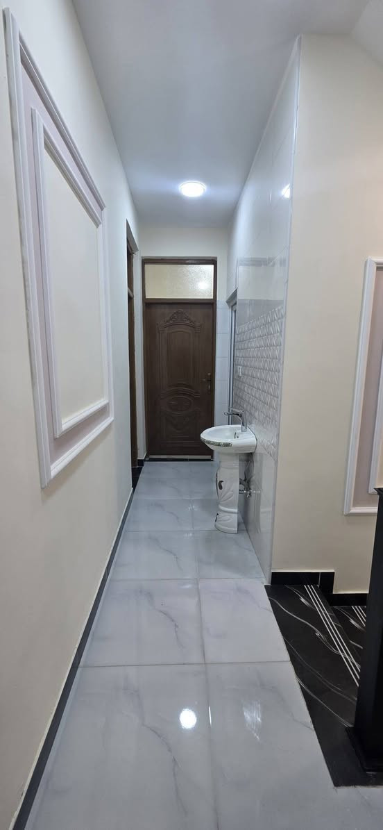 اللهم صل على محمد وآل محمد مشتمل لبيع مساحته 100م طولاني 5في 20منطقة خاجيه بشارع أربعين مقابيل أفران معجنات العراق خدمات كامله على ساحه  خضراء  طابقين  3غرف نوم جديد  ***********  ***********  رمضان كريم
