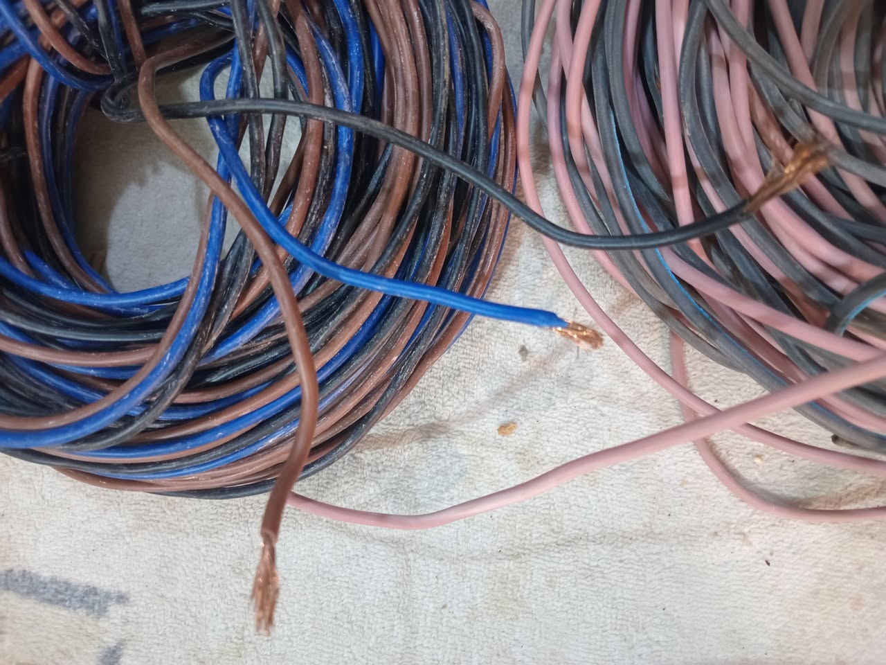 سنكل شعري  للبيع  قطع ٤٢ متر و٥٧ متر و٤٠ متر حجم ٢ونص 
العنوان بغداد البلديات  ***********
