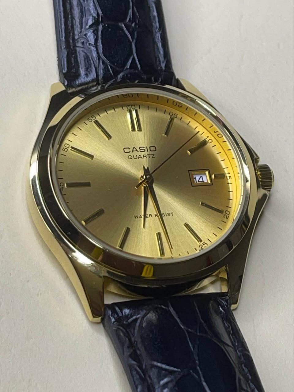 Casio MTP-1183Q-9A
كوارتز ياباني 
الهيكل ستانلس ستيل المطلي باللون الذهبي 
بقطر يقارب 40 ملم.
السير جلد طبيعي مختوم كاسيو البوك مختوم كاسيو . مقاومه للماء .
عرض التاريخ اليومي 
زجاج معدني (Mineral Glass) مقاوم للخدش.
الساعه جديده فقط الضهر بي شخط واضح بالصور 
السعر ٣٥ الف بغداد, العراق


**إذا كنت صاحب هذا الإعلان وتريد حذفه لأي سبب، رجاءا أرسل رسالة إلى الدعم الفني**