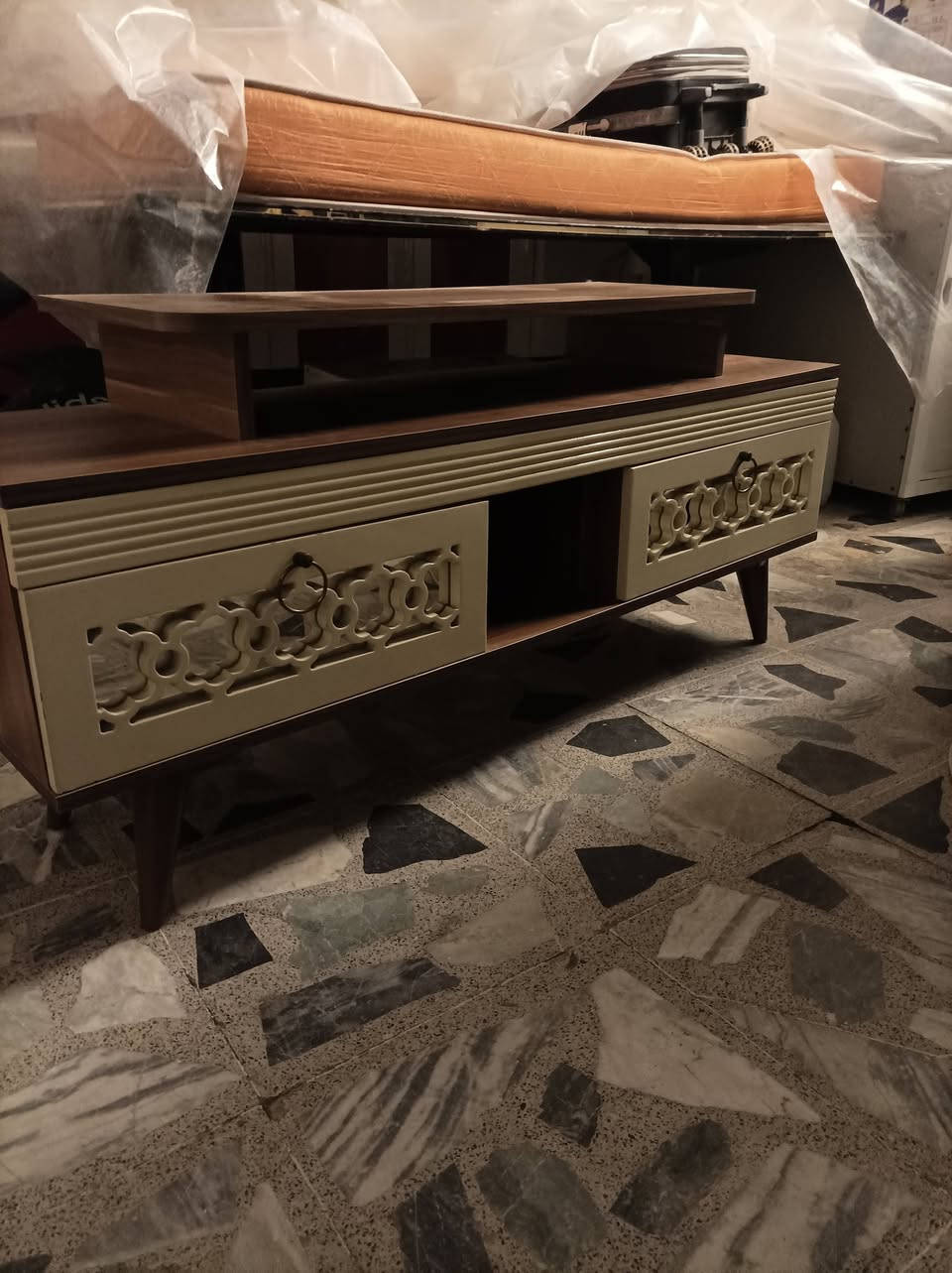 السلام عليكم ميز تفلزون نظيف مستعمل تركي الرقم الهاتف***********
