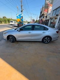 كيا فورتي موديل 2020 وارد امريكي  ماشية 96مايل حادثها جداً بسيط السيار...