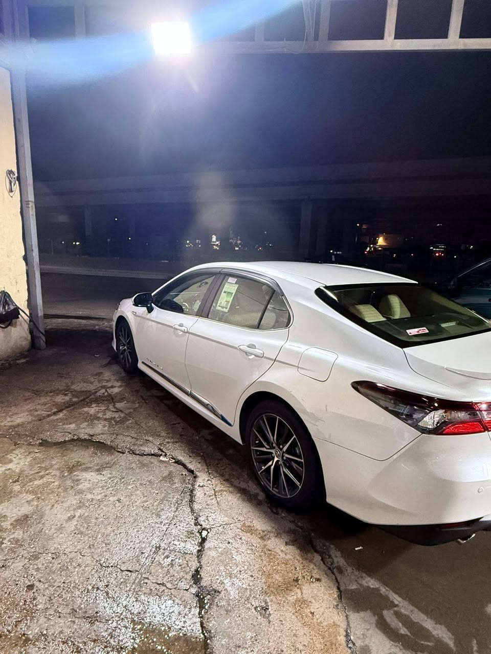 كامري 2024خليجي للبيع
ممشى السيارة 69000
محرك 2500هايبرد
مواصفات GLEالفول معروفة 
ضرر السيارة واضح بالصور 
وبيهة BDR بالباب الخلفي 
السعر 22000 دولار وبيهة مجال بسيط 
الرقم ***********
