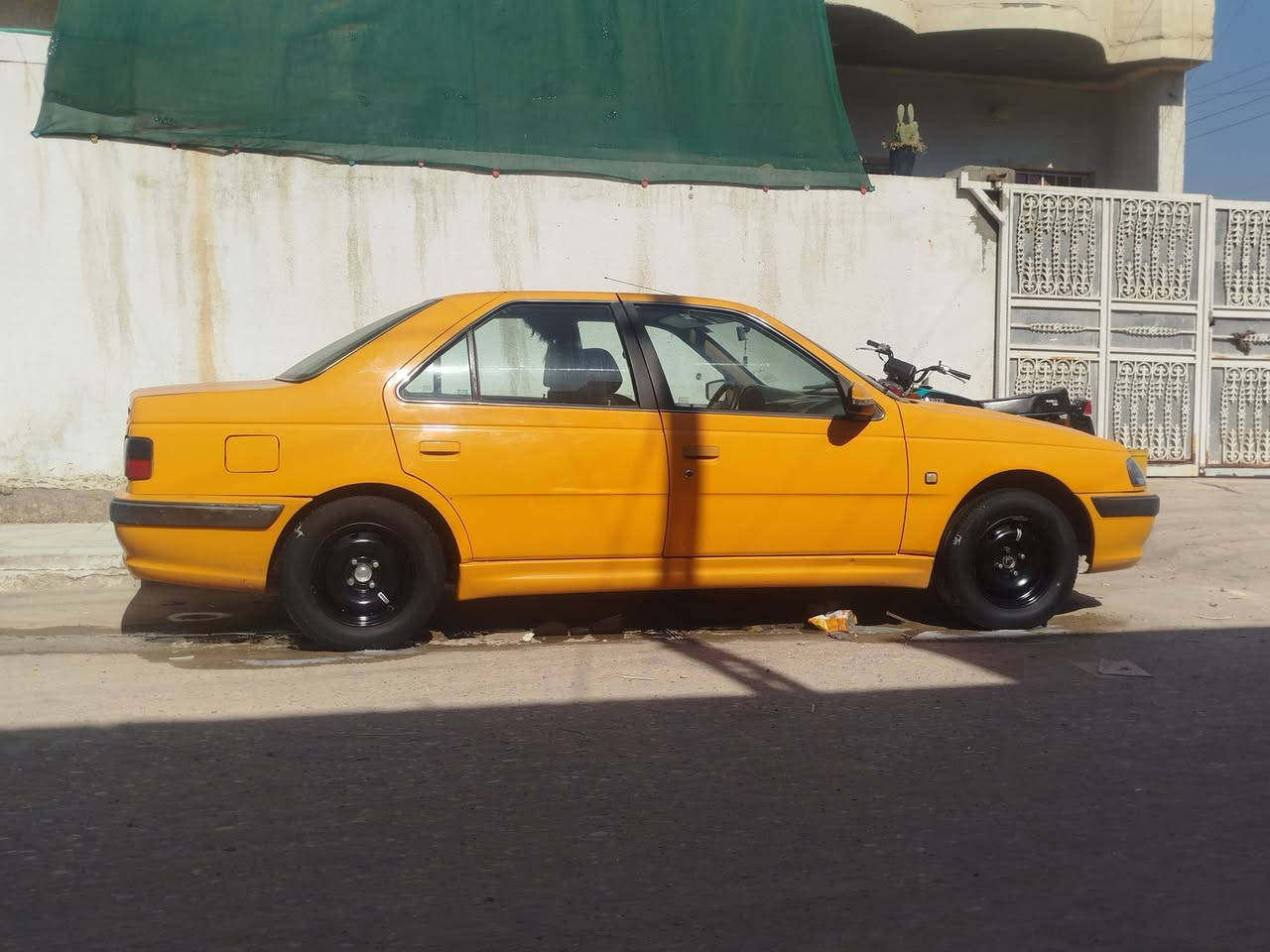 السلام عليكم بيجو بارص 2018 للبيع لسياره كفاله كير ومكينه جديده حداديه تخم تاير سنويه ل30 مكفوله ما عده طخات بسيطه  السعر 65 وبيه مجال الاتصال ع الرقم ***********
