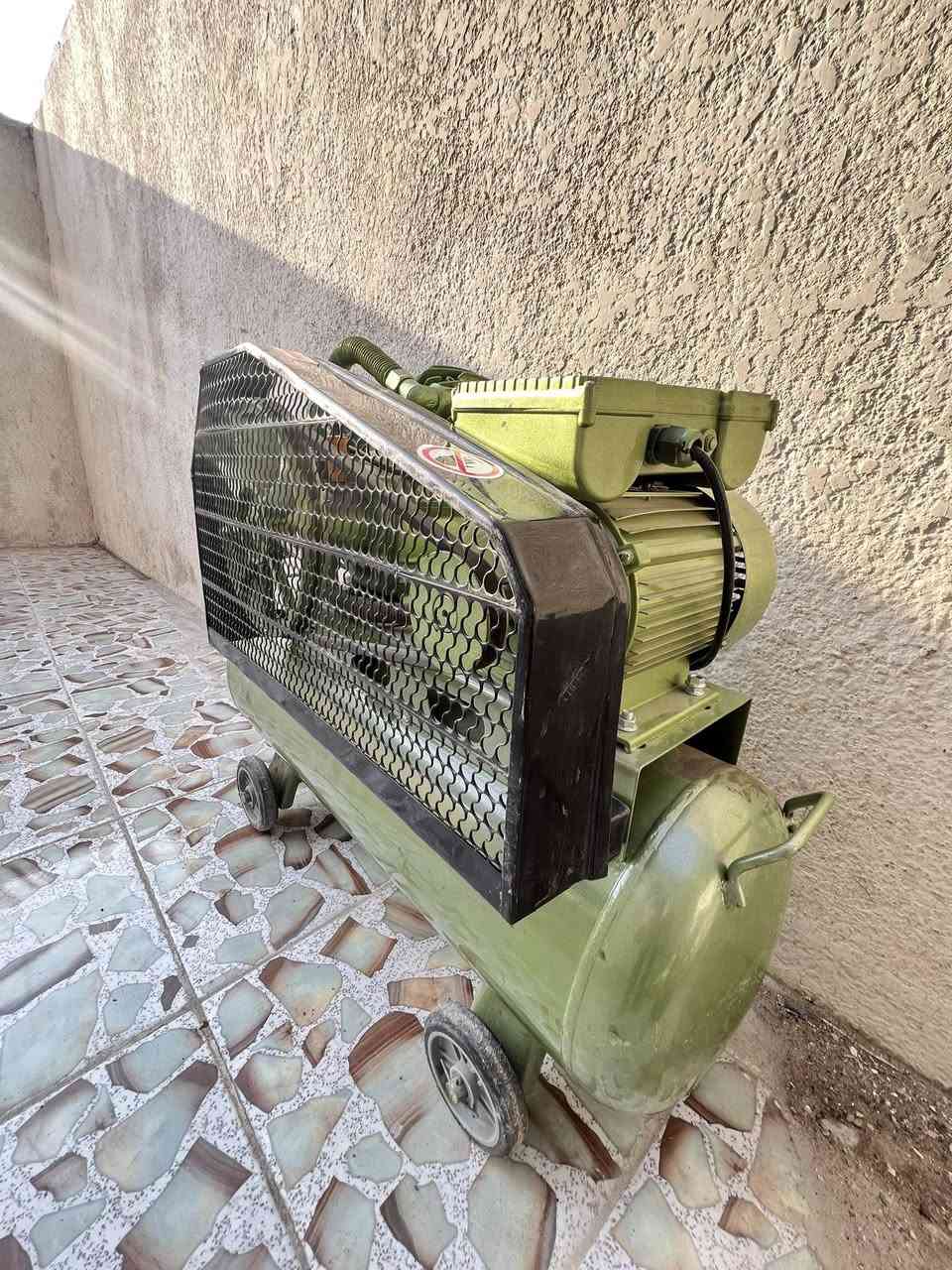 كمبريسر.  100 لتر. ايطالي
مستعمل سبوع واحد 

المكان:بصره زبير

رقم:*********** 
سعر:250
