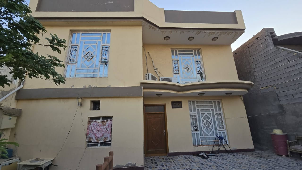 🏡 دار للبيع

📍 الموقع: حي الربيع، قرب جامع مسلم بن عقيل.

🔹 المساحة: 216 متر🔹 بناء حديث وتشطيب ممتاز.🔹 أرضية مرمر درجة أولى مع سيراميك حزام.

✨ مميزات الدار:✔️ كاونتر مفصل حديث.✔️ تخم استقبال كامل ويباع مع الدار.✔️ 5 سبالت ضمن البيع:

سبلتان للغرف في الطابق العلوي.

سبلت للاستقبال.

سبلت للصالة.

سبلت لغرفة النوم.

🏠 يحتوي البيت على:✔️ مطبخ.✔️ صالة.✔️ استقبال.✔️ غرفة نوم في الطابق الأرضي.✔️ غرفتي نوم في الطابق الثاني.✔️ حمام داخلي.✔️ حمام وخدمات صحية خارجية.

🏡 بيت متكامل وجاهز للسكن مباشرة، ويباع مع جميع المذكورات أعلاه، ولا يحتاج لأي إضافات.

📞 للاستفسار والتواصل:**********************

