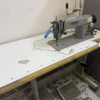 مكينة خياطة • صناعي • حالتها زينة