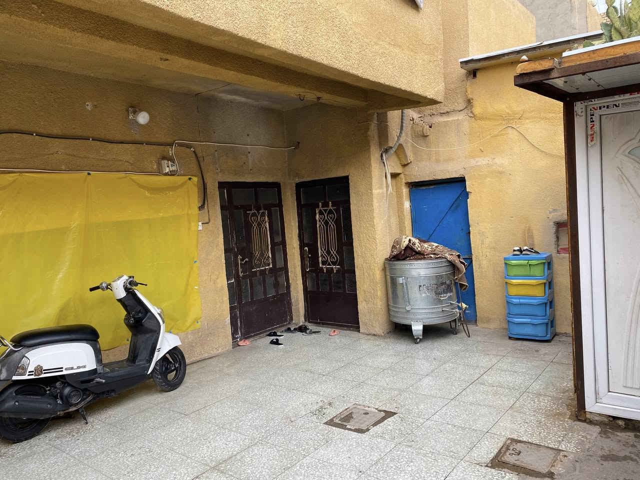 السلام عليكم دار للبيع المساحة 150 متر قاط ونصف الموقع نهاية شارع الكهرباء قرب حسينية الزهراء (ع) يحتوي على (استقبال وهول وصالة غرفة نوم مطبخ حمام + تواليت) الطابق الثاني (غرف عدد 2) والبيت موضح بالصور 
التواصل ***********
