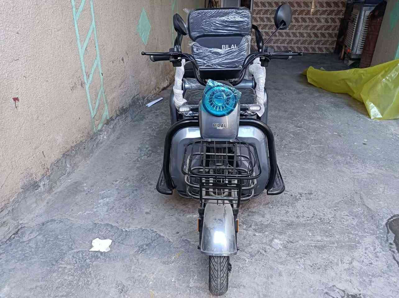 السلام عليكم دراجه شحن بعده ب الكارتون مال ناس إكبار  جبته للحجي والحجي يكول عيب اركب بستوته ههههه رايده مليون و150وبيه مجال الاتصال عله رقم ***********
