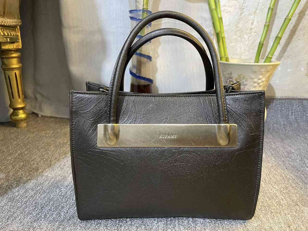 جنطة ماركة ريباني الايطاليه مختمه سعرها ٢٠ الف 
ملاحظة نظيفه ميه بالميه


**إذا كنت صاحب هذا الإعلان وتريد حذفه لأي سبب، رجاءا أرسل رسالة إلى الدعم الفني**