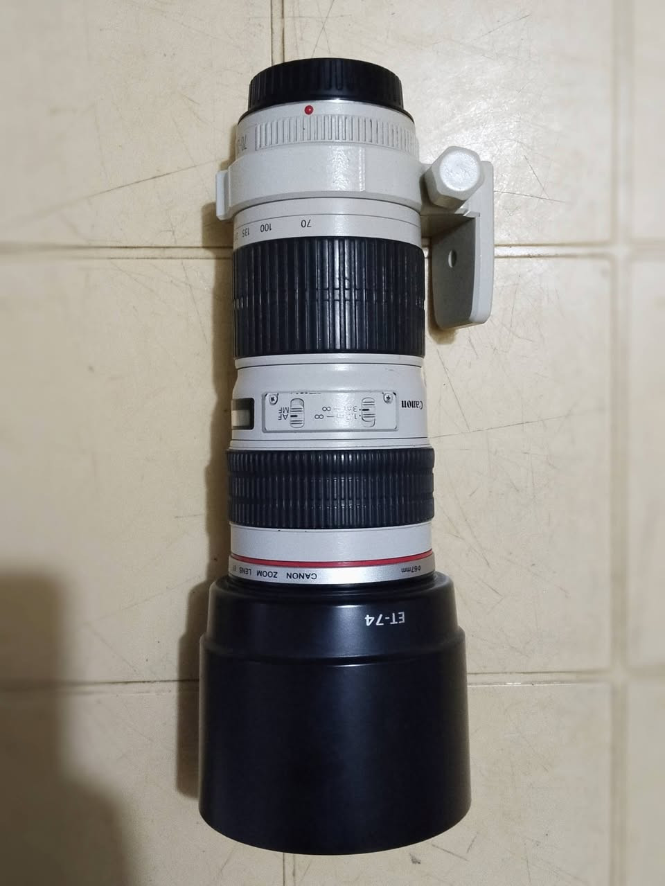 📸 للبيع: عدسة الكبار Canon EF 70-200mm f/4L USM (الفاخرة) مع فلتر متغير احترافي 📸
​عشاق التصوير الفوتوغرافي والفيديو والبورتريه، متوفر الآن عدسة الزووم الاحترافية الغنية عن التعريف من الفئة الفاخرة (L-Series) من كانون، مع فلتر متغير مجاني لتجربة تصوير متكاملة في مختلف ظروف الإضاءة.
​✨ مواصفات ومميزات العدسة:
​الموديل: Canon EF 70-200mm f/4L USM.
​الخط الأحمر (L): جودة تصنيع فائقة ومقاومة لظروف الطقس، مع حدة ألوان ونقاء عالي جداً في الصورة.
​الفوكس: سريع جداً وصامت بفضل محرك الـ USM (Ultrasonic).
​الاستخدام: مثالية جداً لتصوير البورتريه، الرياضة، الحياة البرية، وتغطية المناسبات والمهرجانات.
​➕ الملحقات الإضافية المتضمنة:
​فلتر متغير (Variable ND Filter): فلتر احترافي بمقبضين أحمر للتحكم السلس بدرجة العزل والضوء، ممتاز جداً لتصوير الفيديو في الإضاءة القوية والشمس.
​الهود الأصلي (Lens Hood): موديل ET-74 لحماية العدسة ومنع توهج الضوء الزائد.
​طوق الترايبود (Tripod Mount Ring): لتثبيت العدسة بشكل متزن ومريح على الحامل الثنائي أو المونوبرود.
​الأغطية الأمامية والخلفية الأصلية لحماية العدسة.
سعر 450 الف


**إذا كنت صاحب هذا الإعلان وتريد حذفه لأي سبب، رجاءا أرسل رسالة إلى الدعم الفني**