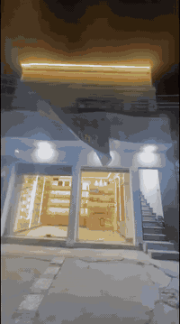 السلام عليكم 
شقة للإيجار تصلح عياده طبيه وتصلح معهد تدريس خصوصي 
وتصلح مركز تجميل (صالون ) تحتوي على غرفتين وصاله ومطبخ وصحيات وبالكون ويوجد سطح 
العنوان الشماعيه شارع المرطبات قرب بسام ابو الفلافل 
للأستفسار على الرقم ***********
