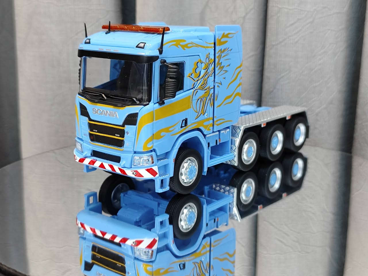 Scania R650 4-axle (1:64) by MASDI
شاحنة سكانيا (ذات 4 محاور للعجلات) بقياس 1:64

من شركة MASDI العالمية المعروفة، صناعة بجودة عالية وتفاصيل دقيقة

قطعة مميزة لعشاق الشاحنات الأوروبية والمصغرات بقياس 1/64

مزيد من التفاصيل على الخاص

متوفر توصيل


**إذا كنت صاحب هذا الإعلان وتريد حذفه لأي سبب، رجاءا أرسل رسالة إلى الدعم الفني**