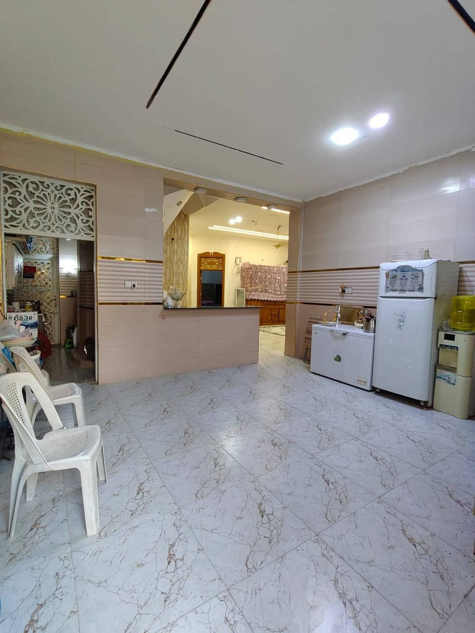 دار للبيع مساحة ٢٠٠متر في حي النداء
شارع المجمعات  يحتوي على استقبال ومطبخ حار وبارد وصالتين و ٦ غرف  أربعه سويت وحمامات خارجيه وداخليه الاستفسار على هذا الرقم  👈🏻 ***********
