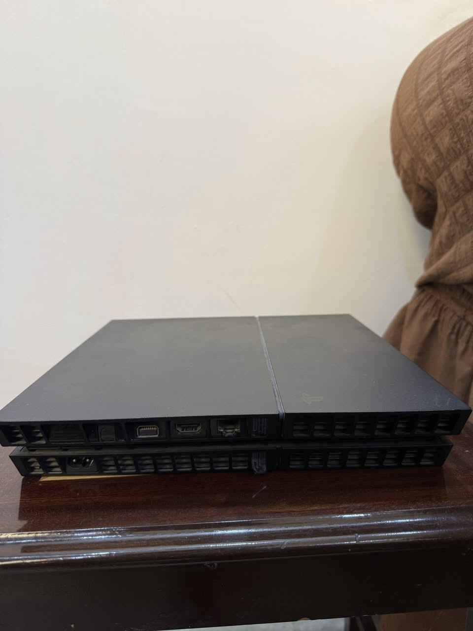 بلي فور عادي مع كامل الملحقات ( ٣ يدات ، التجاريه شغاله ، الاصليات وحده فقط كير مشكلتها والثانيه كير و r2 L2 )  تحديثه اخر تحديث , 13.02
السعر ب 170 وبيه مجال
الرقم : ***********
بغداد الكرخ
