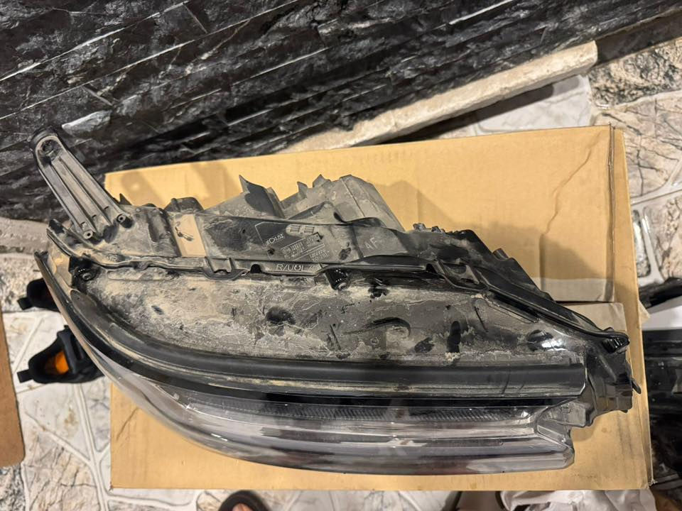 لايت امامي جهة اليمين بي ضرر كما موضح 
ولحيه دعاميه لاندكروز موديل ٢٥ vx
المكان السيدية شارع النخيل متوفر واتساب فقط ***********
