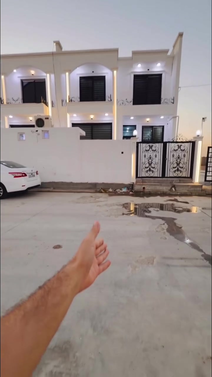 3بيوت للبيع في منطقة الصيادة مساحة كل واحد منه 160م واجهة 8 تحتوى على 4 غراف نوم استقبال مفتوح على الصالة مطبخ بارد حار وصحيات عدد 3 أرضيات بورسلين سقوف مغربي نظام تبريد كامل 
.
*********** 
مكتب ارض الصيادة للعقارات وبناء الدور السكني
