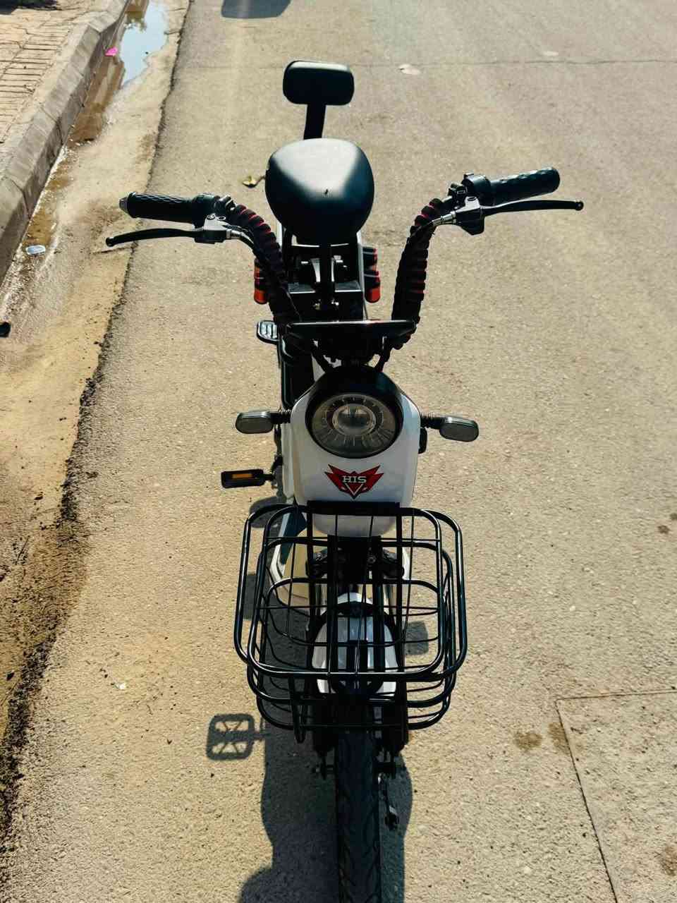 بايسكل شحن حجم 24
سعره مناسب جداً 
خدمي ويفيد 
يشيل وزن ١٠٠ 
***********
