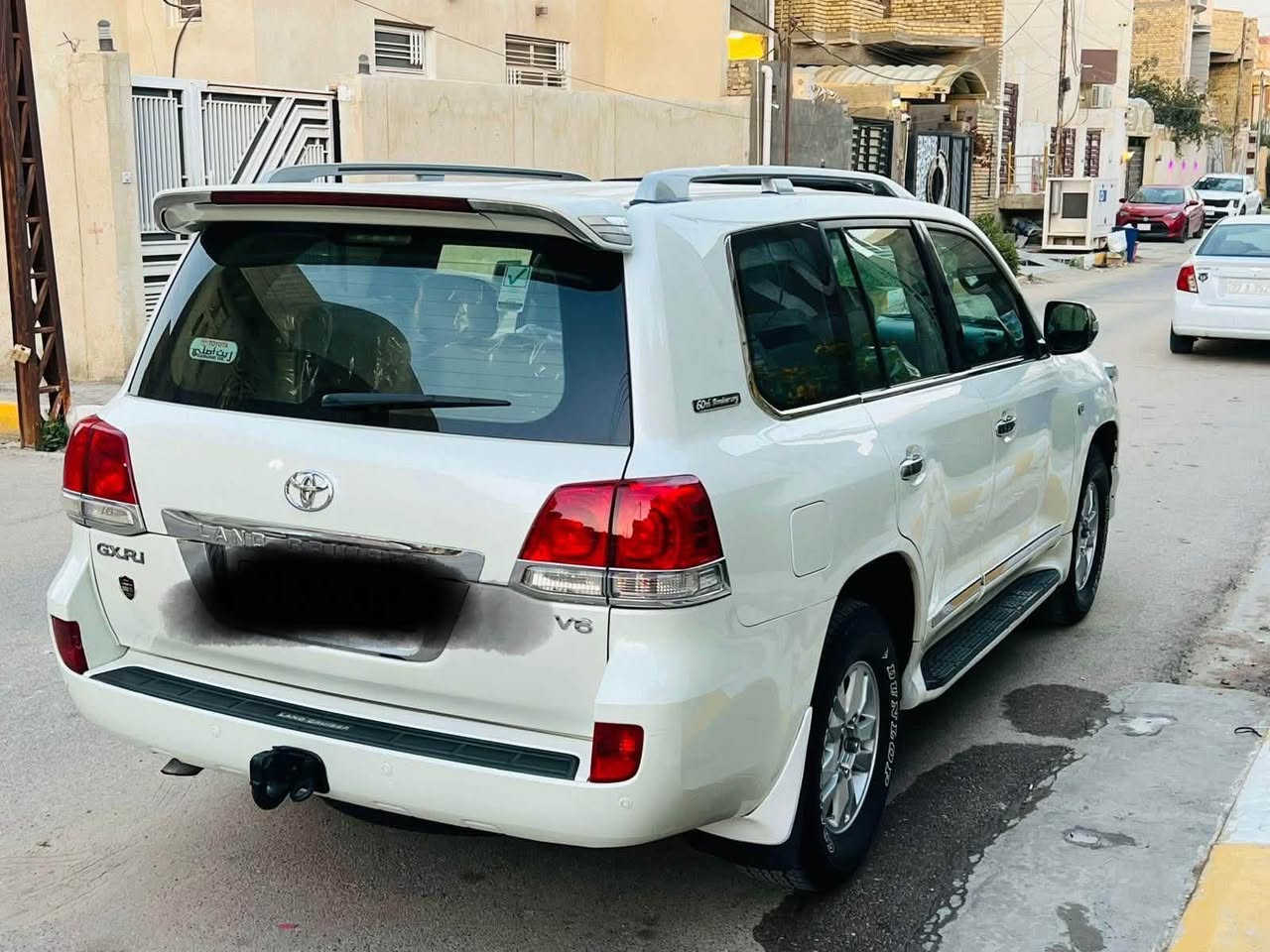 السلام عليكم لاندكروز 2011 ستينية بيهة فقط صبغ بالجاملغ الأمامي بدون بارد ولا شخوط  السيارة نظيفة وبلادية السعر 300$  
مكاني بغداد السيدية 
***********
