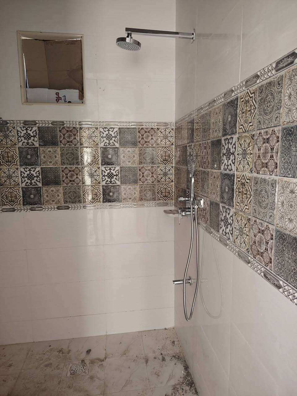 بيت بالخضراء مقابيل شارع ٣٠ طابو زراعي سند ٢٥ مساحة ١٩٥ واجهة ١٤ شارع 7 م  بناء حديث شغل درجة أولى يحتوي على غرفتين 4*5
صاله9*4 استقبال 7 *4 مطبخ 4 *4 ونص درج دائري مرمر كراج 3م  يحتوي على حديقة خارجية للأستفسار الأتصال على الرقم ***********
