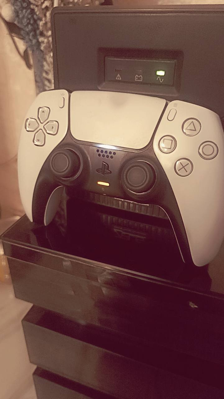 ابلي استيشن 5 النوعيه اسلم نضيف ويه يو بي اس يده واحده  استخدامه قليل ويه قرص(GTA)وبدخل البلي 3الاعاب..السعر(780)***********
