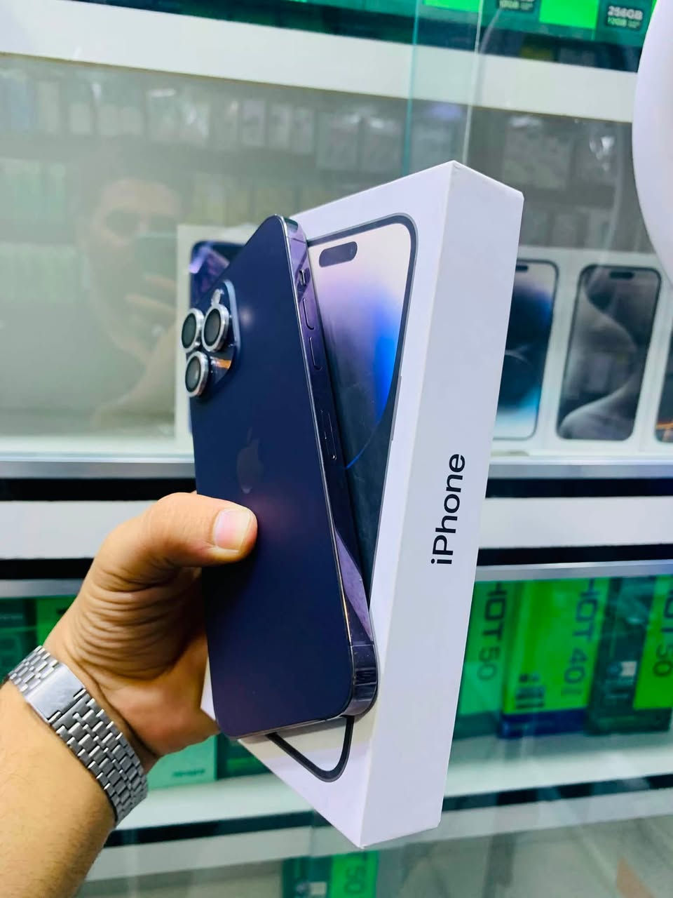 السلام عليكم للبيع iphone 14 pro max 
ذاكره ٢٥٦ 
بطاريه ١٠٠٪؜ مبدله اصليه 
نموذج M ملستر شرق اوسط 
لون بنفسجي 
الجهاز كله شغال مابيه خلل فقط مبدل شاشه نوعيه كلش حلوه وكامرا اصليه  فيس ايدي متوقف الجهاز كله شغال انترنيت اتصال كامرات كله شغال السعر قفل ٤٨٠ الف مكاني بغداد مدينه الصدر رقمي ***********

