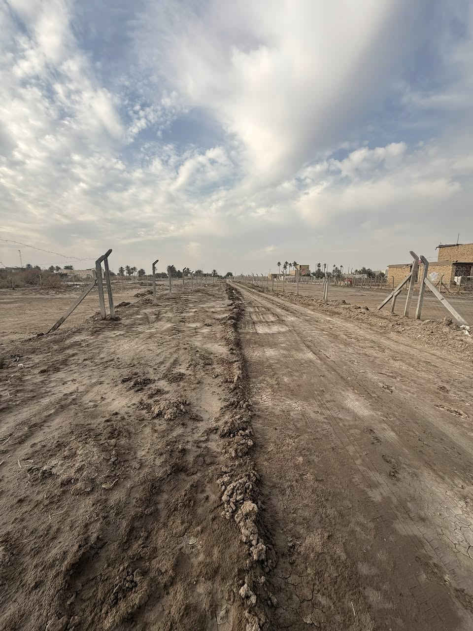 ارض زراعية سند ٢٥ واجهة ٤٥ نزال ٢٥  مجموع مساحتها ١١٢٥ متر بصفها شارع ٥٠٠ متر مشمول بالتبليط ، منطقة سكنية خلف معمل الغاز موجود الموقع مالتها للبيع مساحات منفصل او كامل سعرها  ٤٩ مليون وبيها مجال بيع مستعجل للتواصل واتساب
***********
