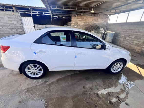 السلام عليكم 
كيا سيراتو رقم اربيل موديل 2011 
حجم المحرك 16 
كير ومحرك وتبريد كلها شرط
ما بيها اي ضربة عنده فقط شخطه مأشر عليه بالصورة
للاستفسار خاص او واتساب 
***********
