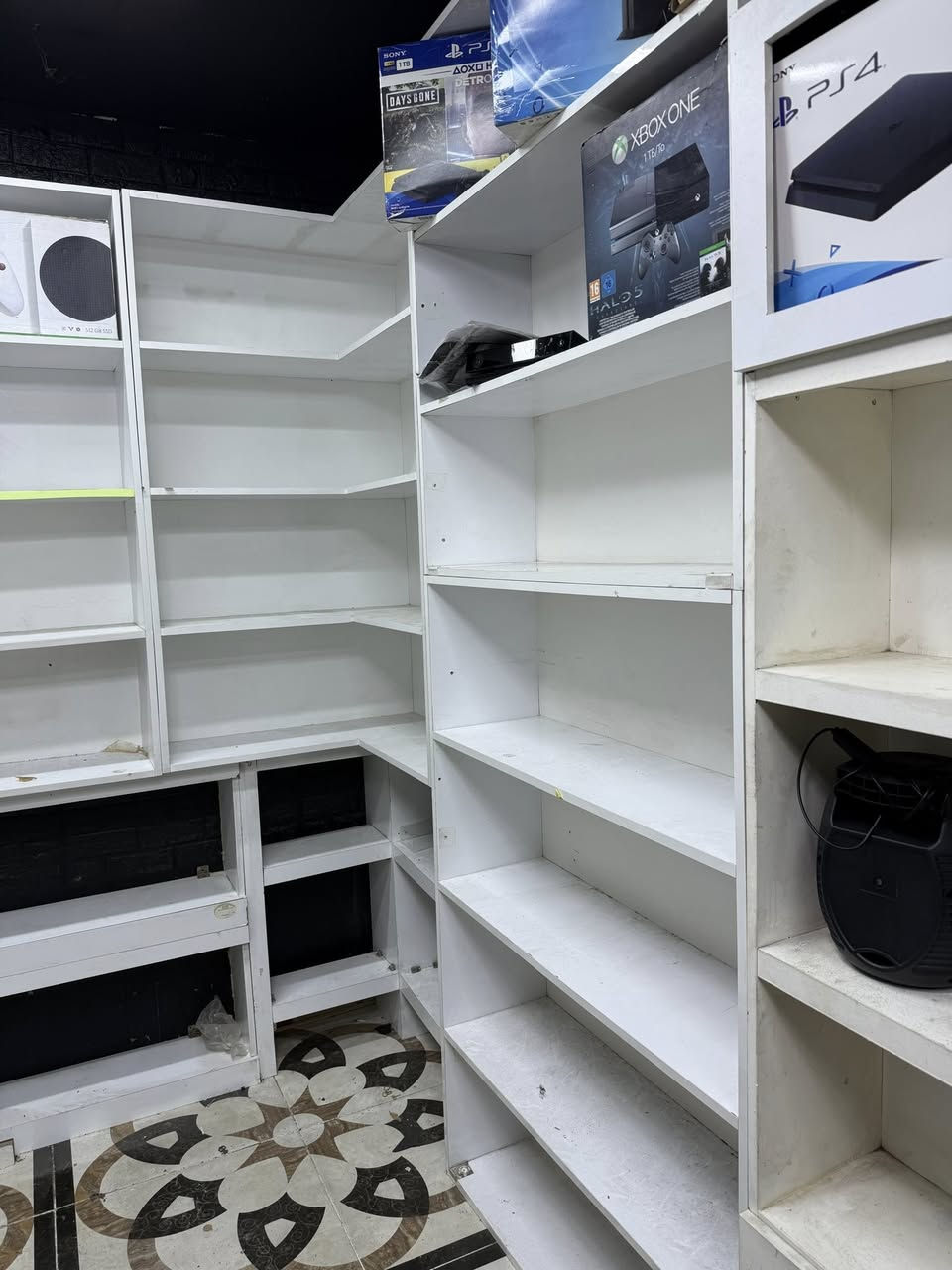 رفوف محل مستعمل للبيع يحتاج بس تنضيف خشب درجة اولى سعر 200 الف ***********
