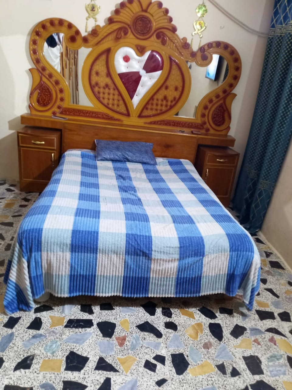 سلام عليكم غرفه اخشاب عراقيه نضيفه العنوان بغداد حي ور سعر 400،، ***********
